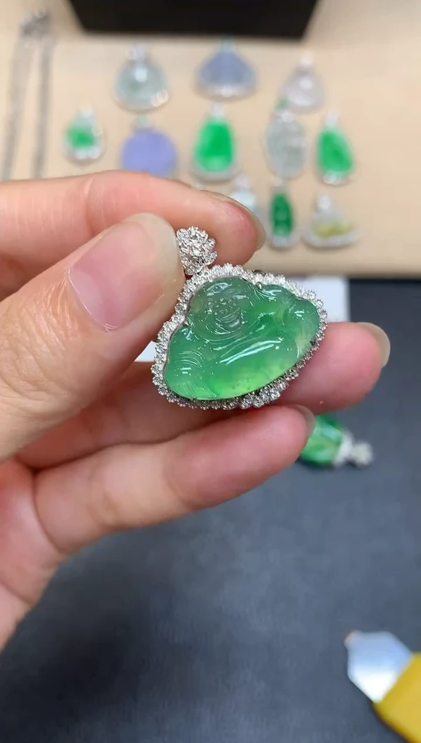 颈饰18K金镶嵌翡翠佛公【无服务费