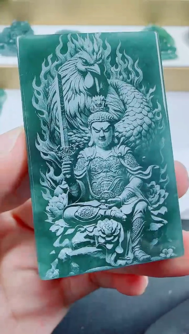 翡翠未镶嵌颈饰鸡本命佛