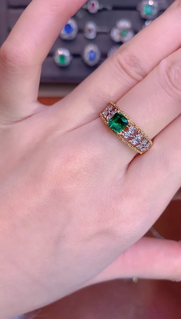 【闪购商品】祖母绿戒指18K金镶嵌0.9CT