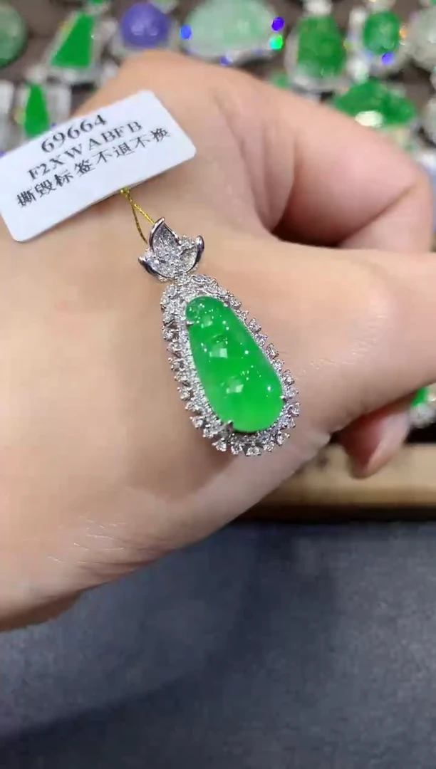 吊坠(不含链)18K金镶嵌翡翠C79