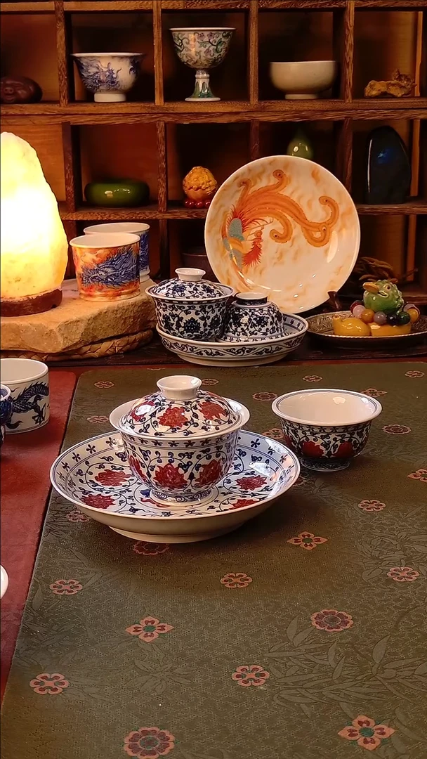 【手工手绘釉里红缠枝莲盖碗+壶承+压手杯】