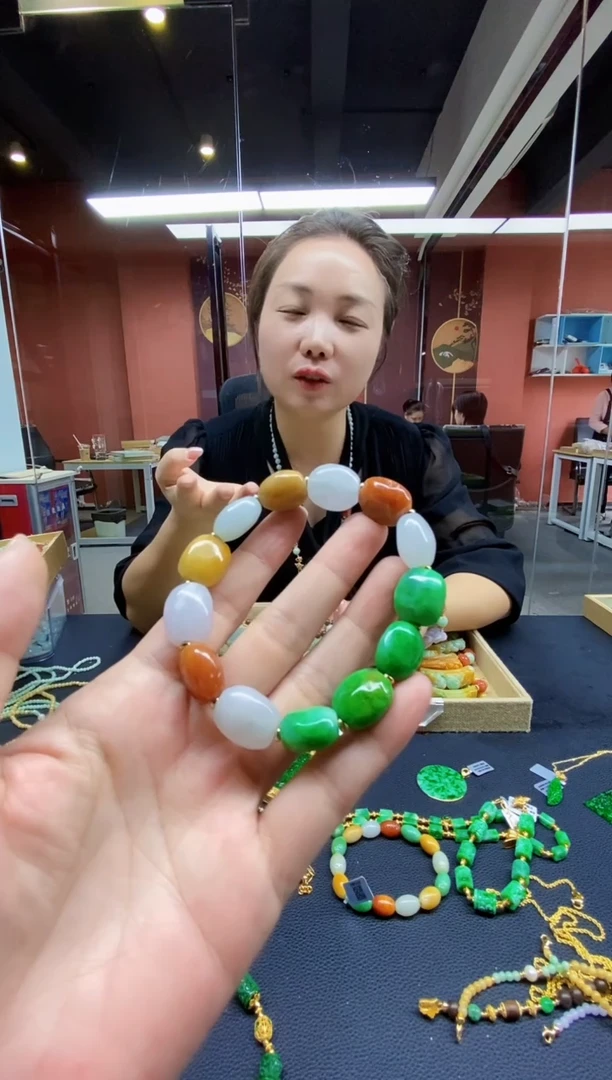 颈饰未镶嵌翡翠手串