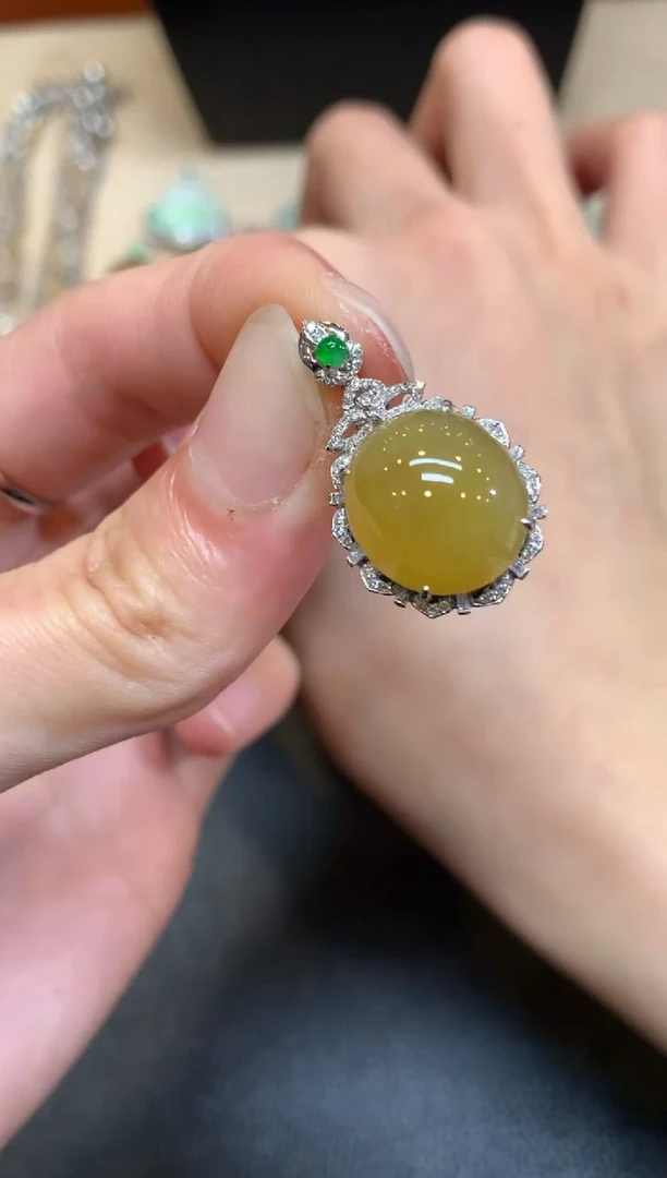 【闪购商品】翡翠颈饰18K金镶嵌蛋面【无服务费】