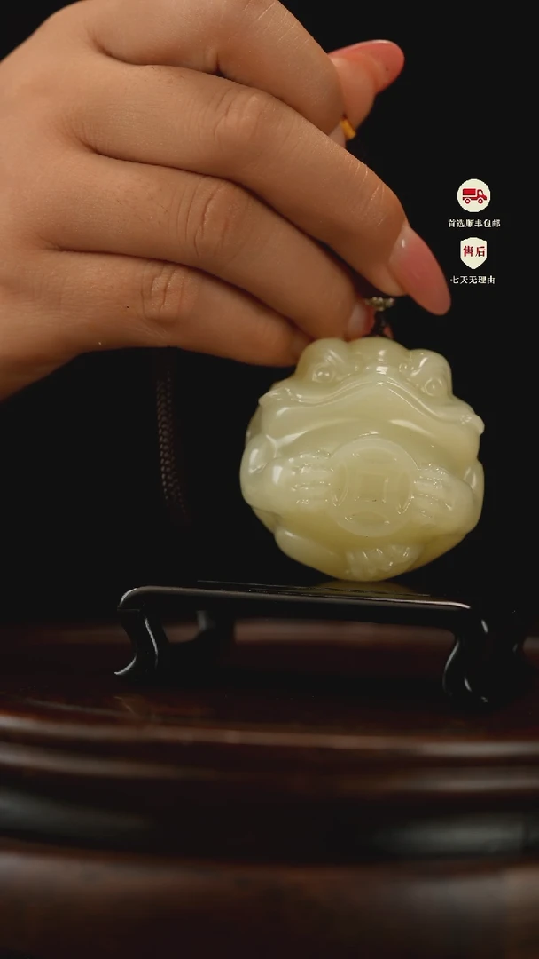 云南石竹叶青雕刻：金蟾抱钱币手把件