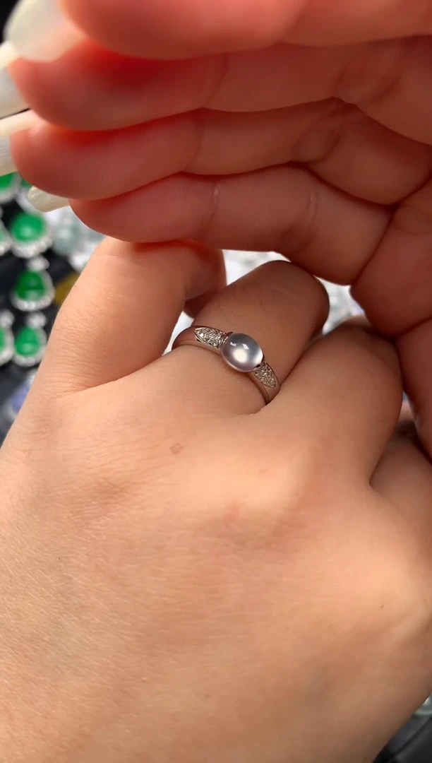 颈饰18K金镶嵌翡翠玻璃蛋戒指