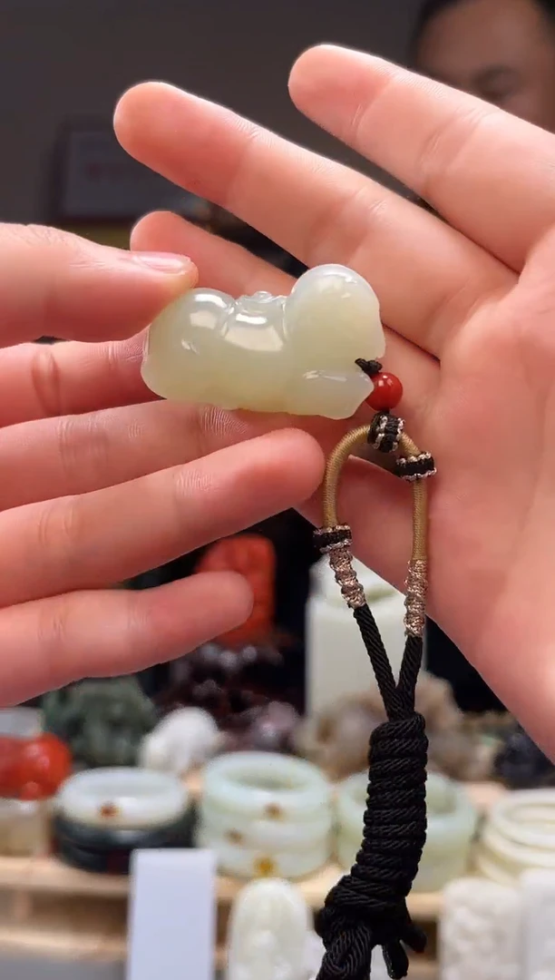 颈饰未镶嵌和田玉吊坠