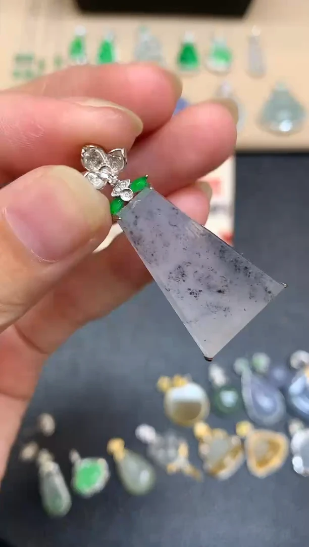 颈饰18K金镶嵌翡翠无事牌【无服务费