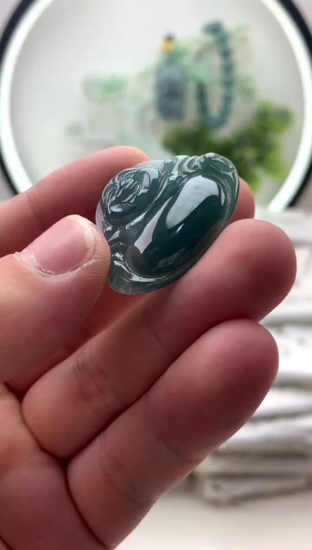 翡翠未镶嵌颈饰佛公