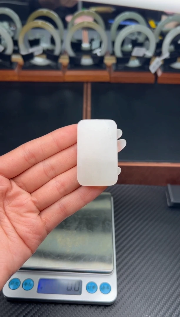 吊坠(赠链)未镶嵌和田玉亁*黑山微色差吊坠