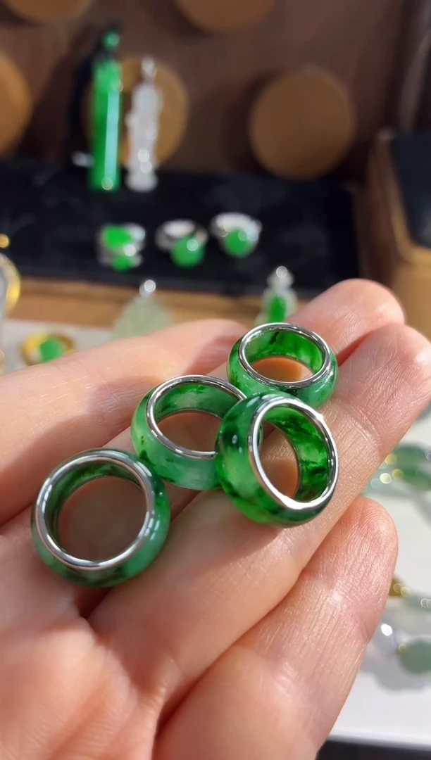 吊坠(不含链)18K金镶嵌翡翠吊坠（多样性发货发一个）