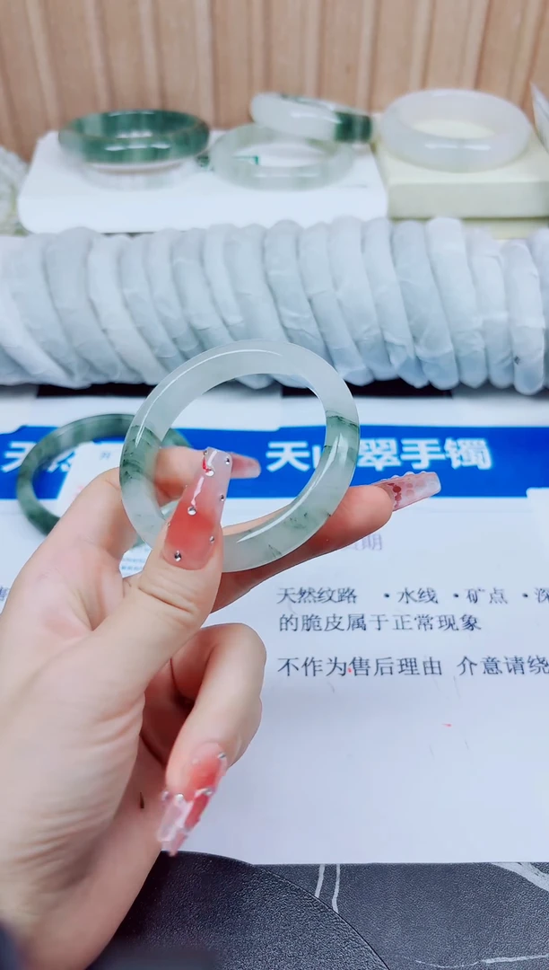 石英质玉手镯未镶嵌74/52.3