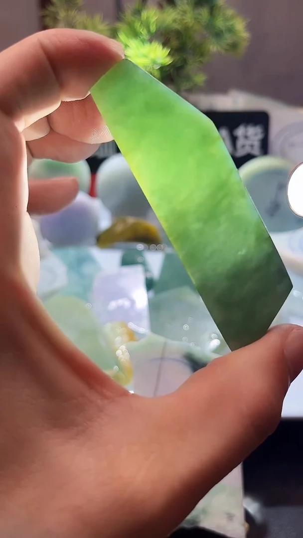 翡翠挂件未镶嵌翡翠