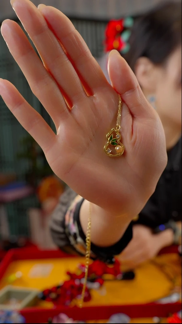 刺绣葫芦玉虫项链