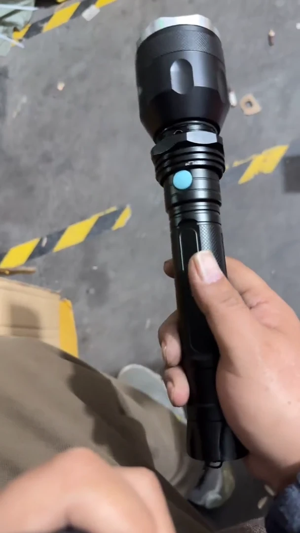 A526定焦手电长款串联不带电池有瑕疵