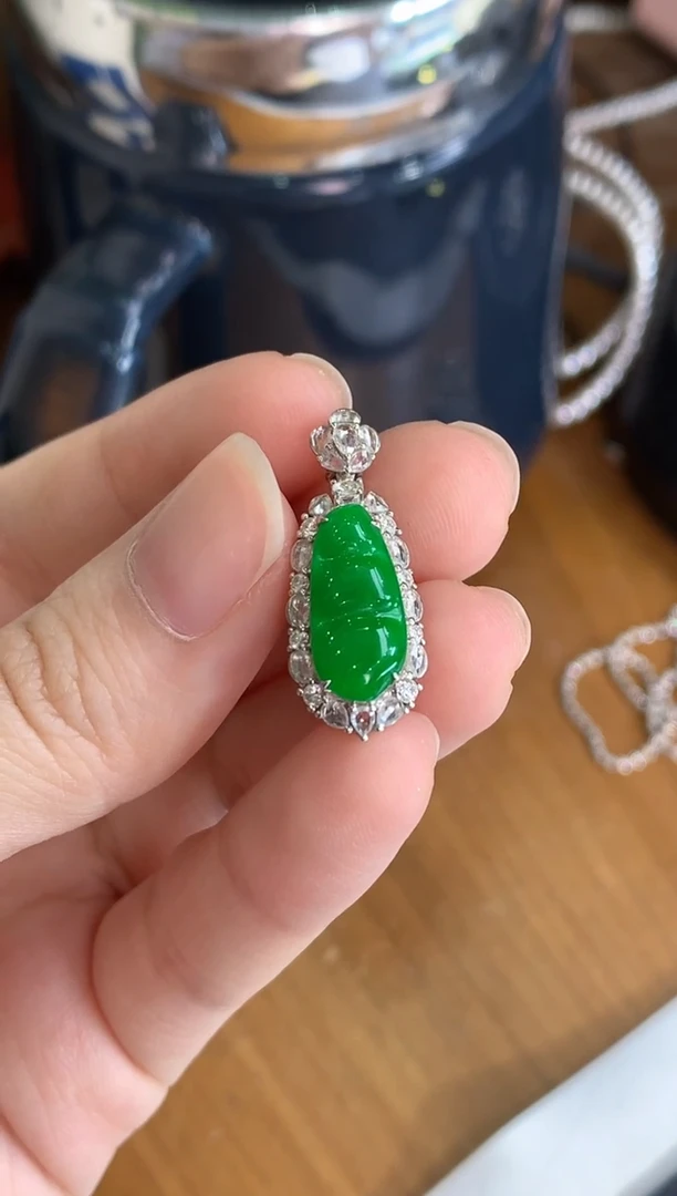 颈饰18K金镶嵌翡翠绿豆子