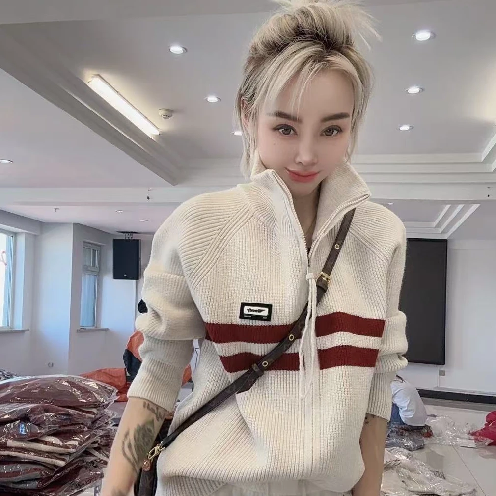 流行款燕麦色两条杠立领毛衣