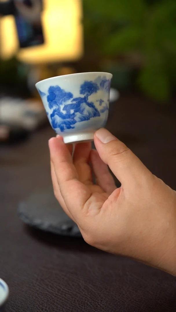 景德镇手绘青花山水铃铛杯