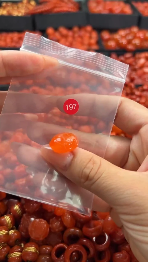 南红玛瑙未镶嵌颈饰1