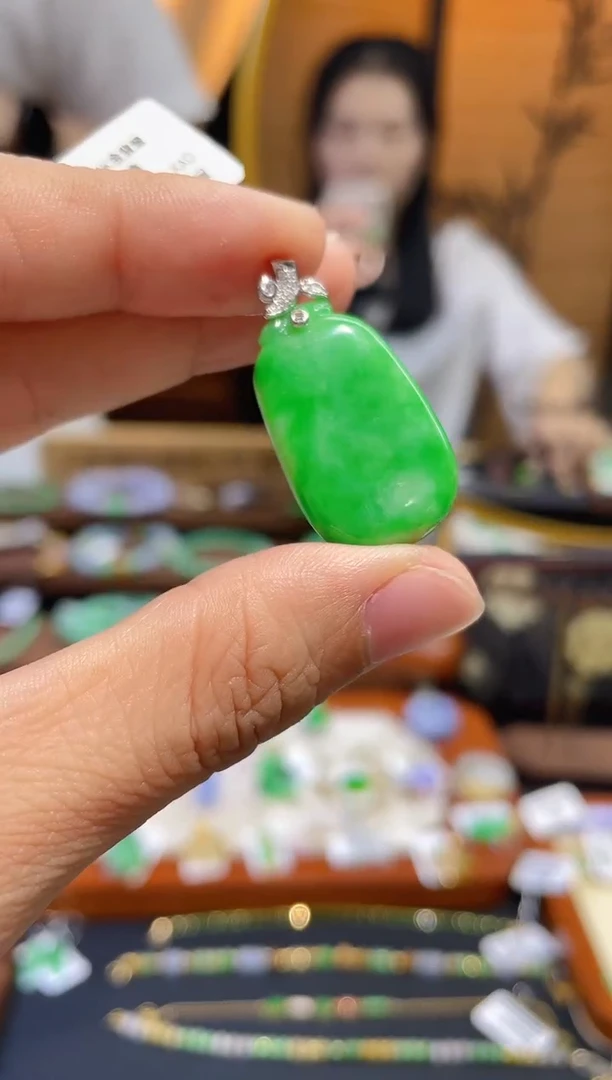 颈饰18K金镶嵌翡翠福瓜