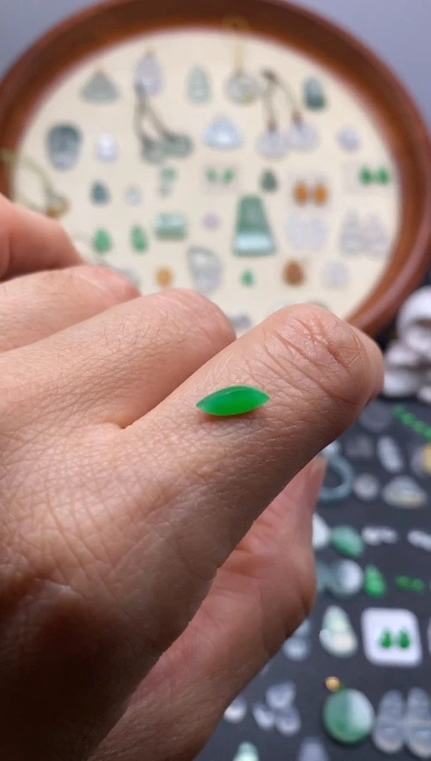 颈饰未镶嵌翡翠阳緑随形/芬