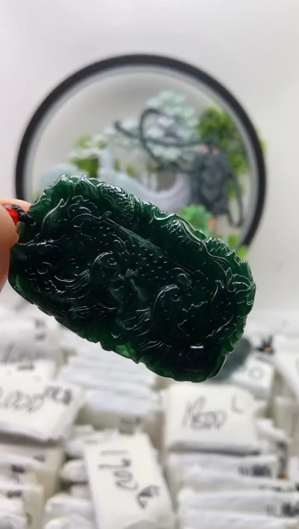 翡翠未镶嵌颈饰龙牌