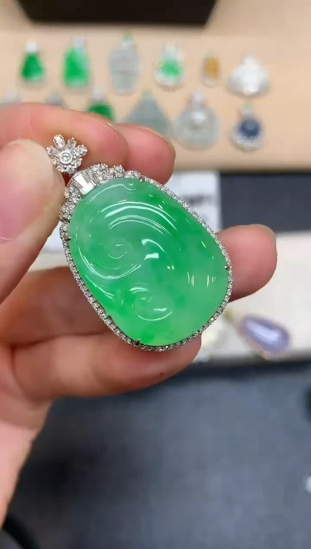 颈饰18K金镶嵌翡翠如意【无服务费