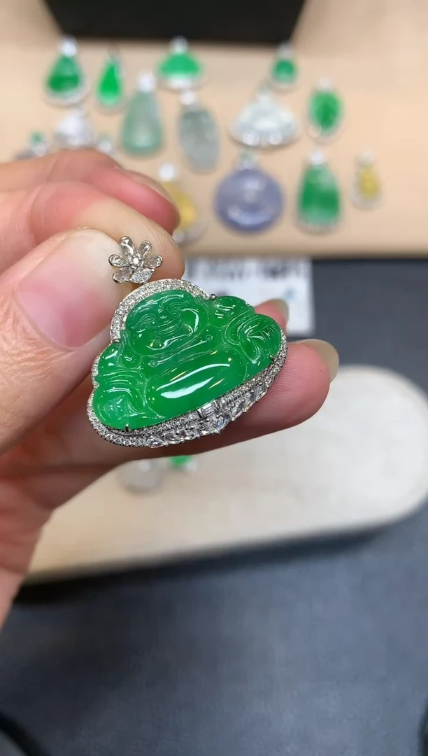 颈饰18K金镶嵌翡翠佛公【无服务费