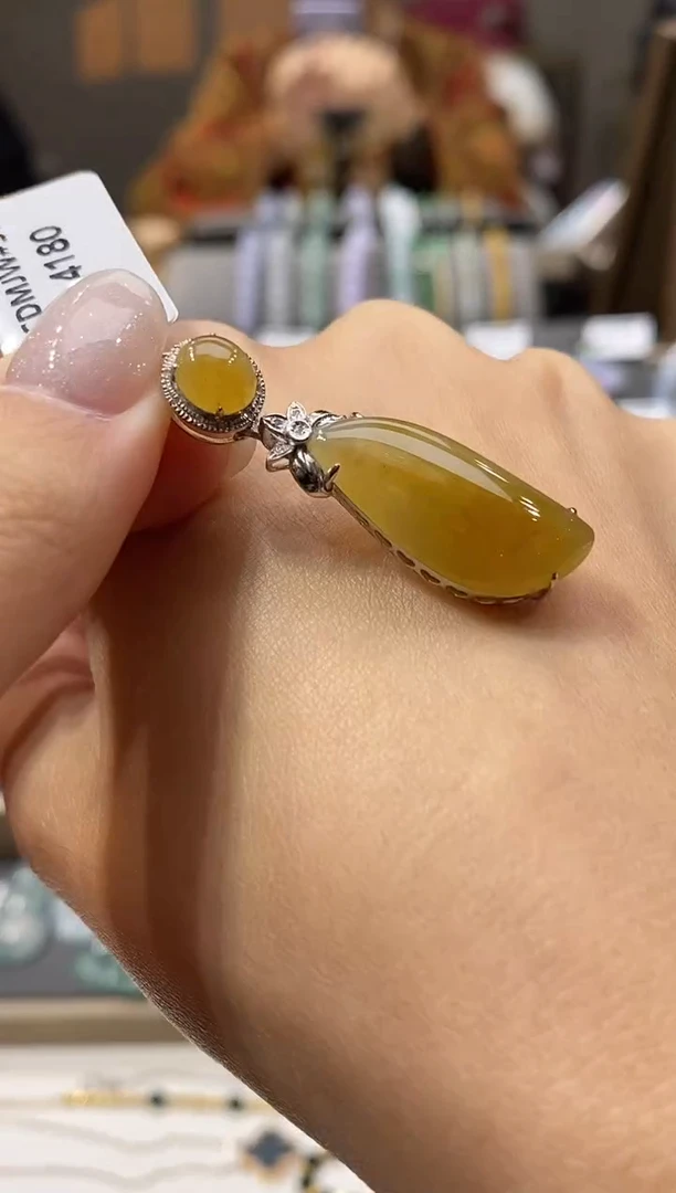 颈饰18K金镶嵌翡翠福瓜