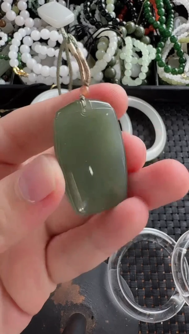 和田玉未镶嵌颈饰湖水绿无事牌