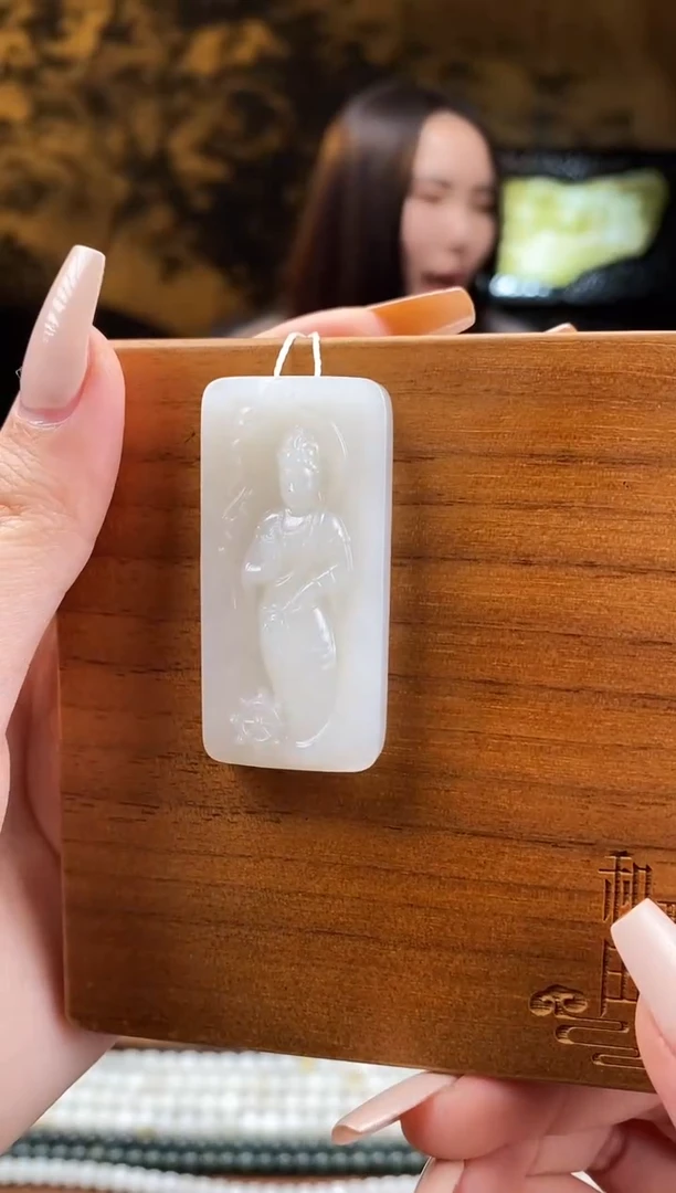 颈饰未镶嵌和田玉且末暖白 站观音