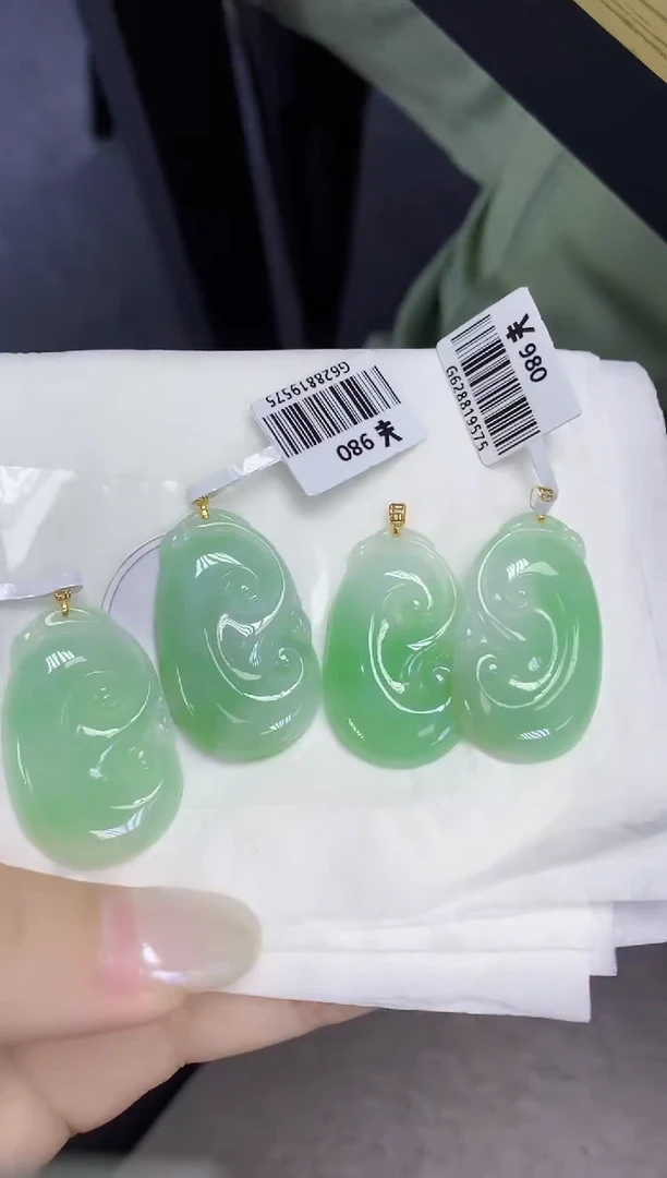 翡翠18K金镶嵌颈饰天然缅甸翡翠A货多样性发其一