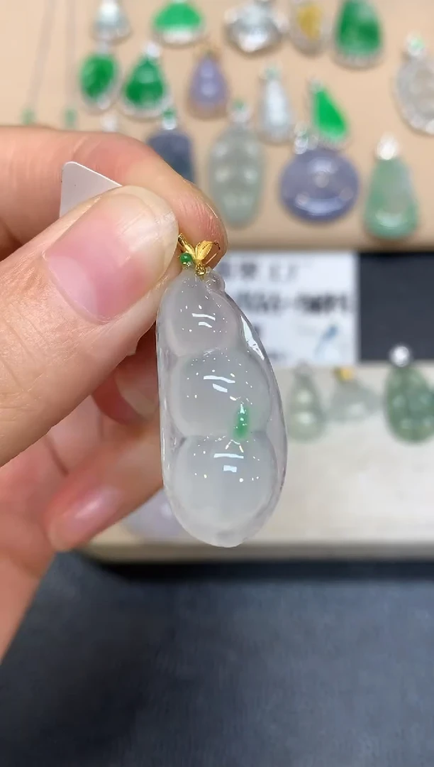 颈饰18K金镶嵌翡翠福豆【无服务费