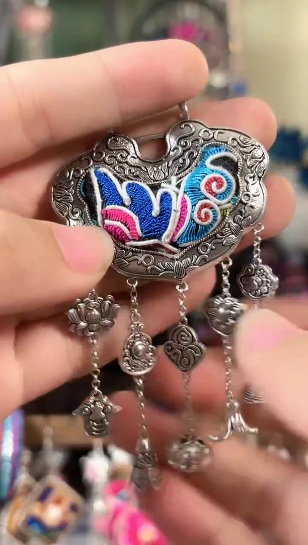 彩云南阁非遗老绣苗银饰品810