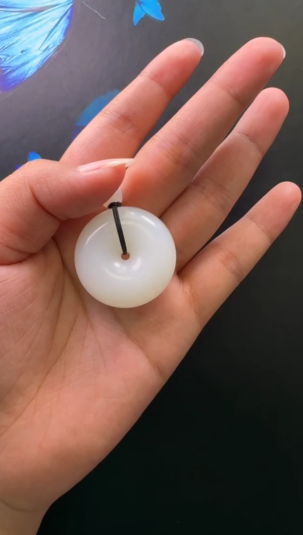 颈饰未镶嵌和田玉吊坠