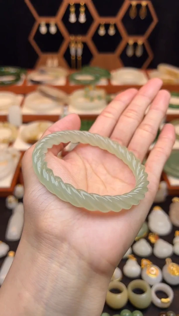 未镶嵌手镯和田玉60