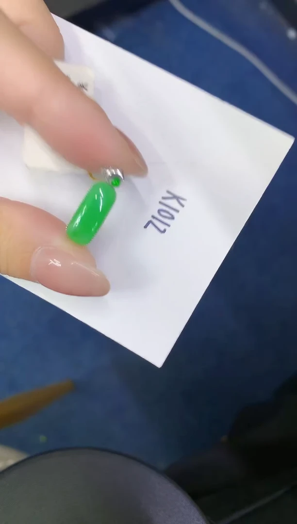 颈饰18K金镶嵌翡翠缅甸天然翡翠A货