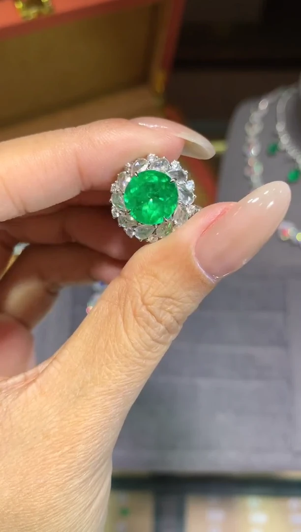 18K金镶嵌戒指祖母绿3.64ct