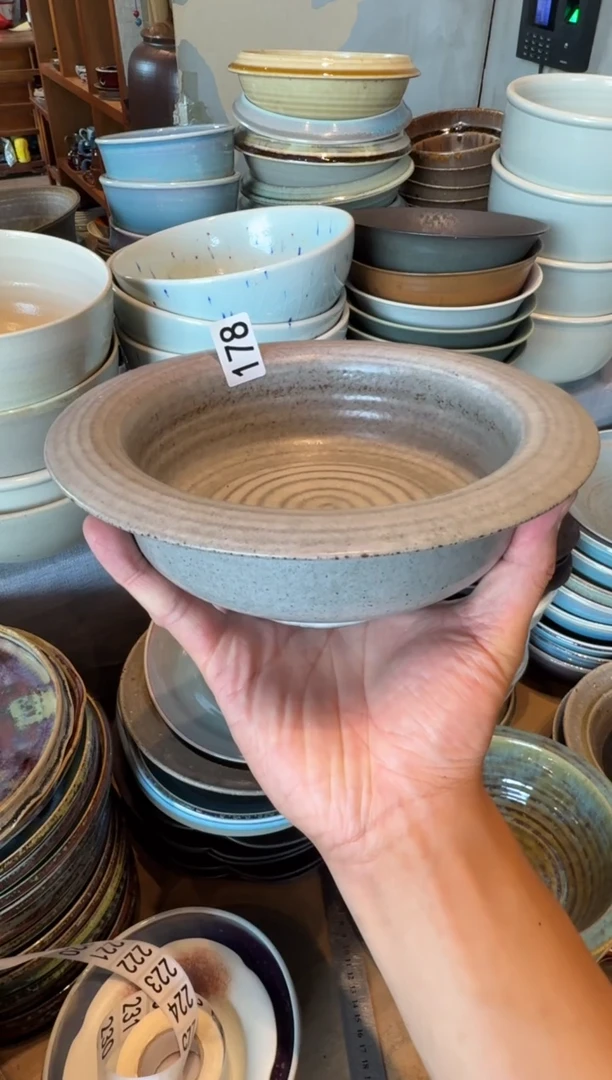 瓷犯***?178   微瑕粗陶灰色反边碗1个