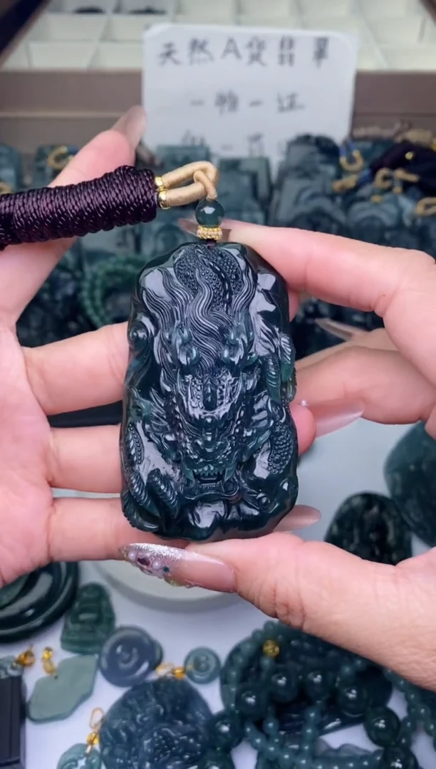 颈饰未镶嵌翡翠