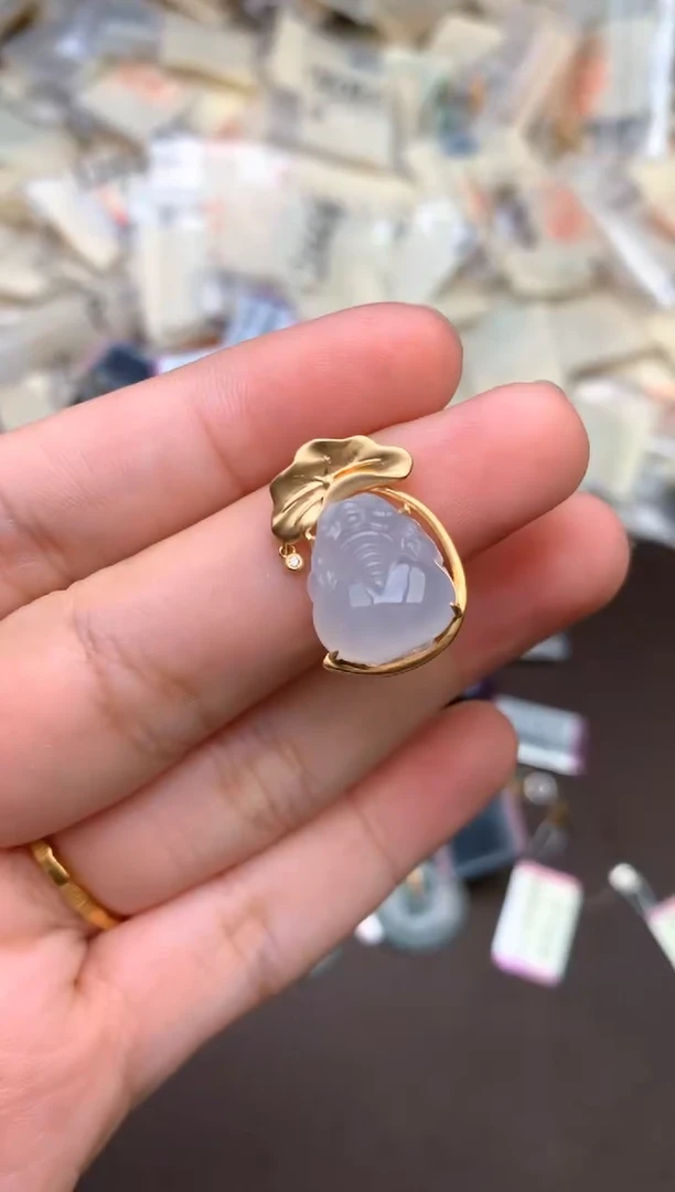18K金镶嵌挂件翡翠 —