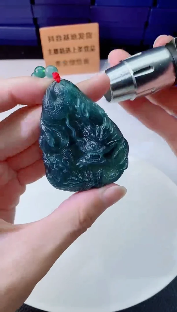 翡翠未镶嵌颈饰        ·