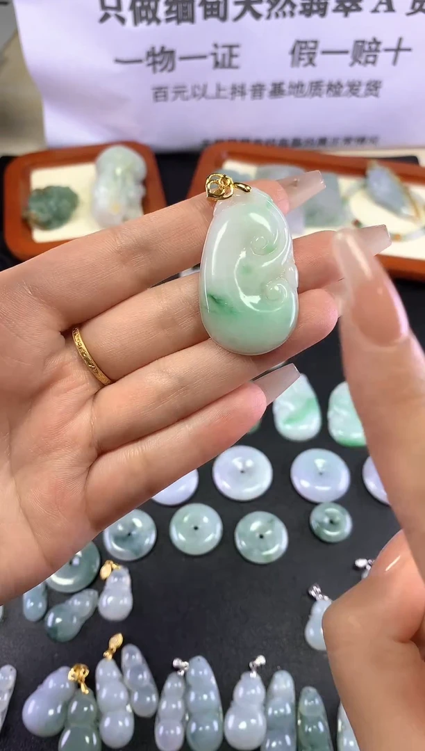 翡翠未镶嵌颈饰1