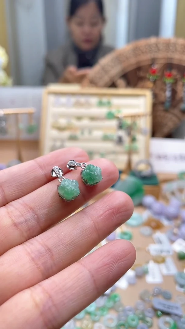 【闪购商品】翡翠颈饰未镶嵌花一对