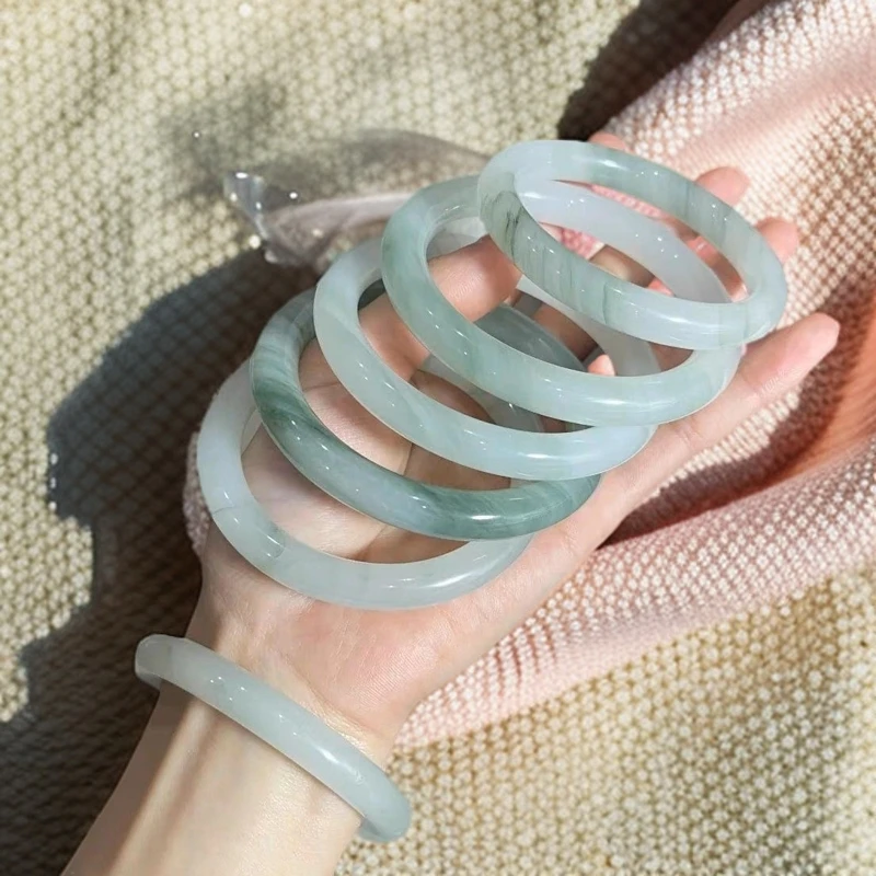 天山翠玉石手镯编号：817