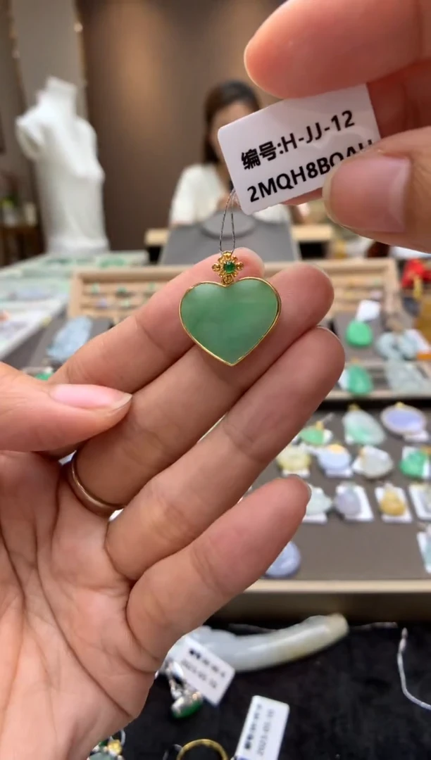 翡翠18K金镶嵌颈饰爱心