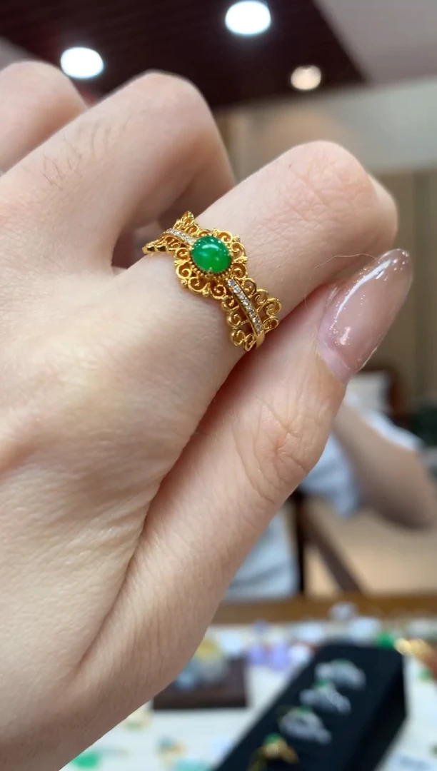 18K金镶嵌戒指翡翠戒指