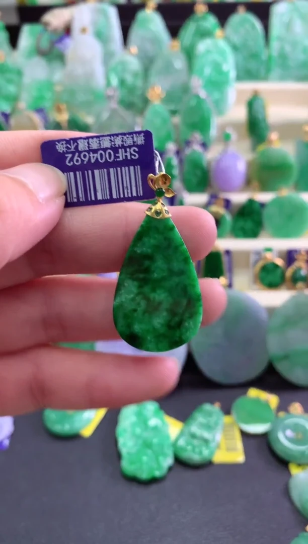 颈饰18K金镶嵌翡翠挂件