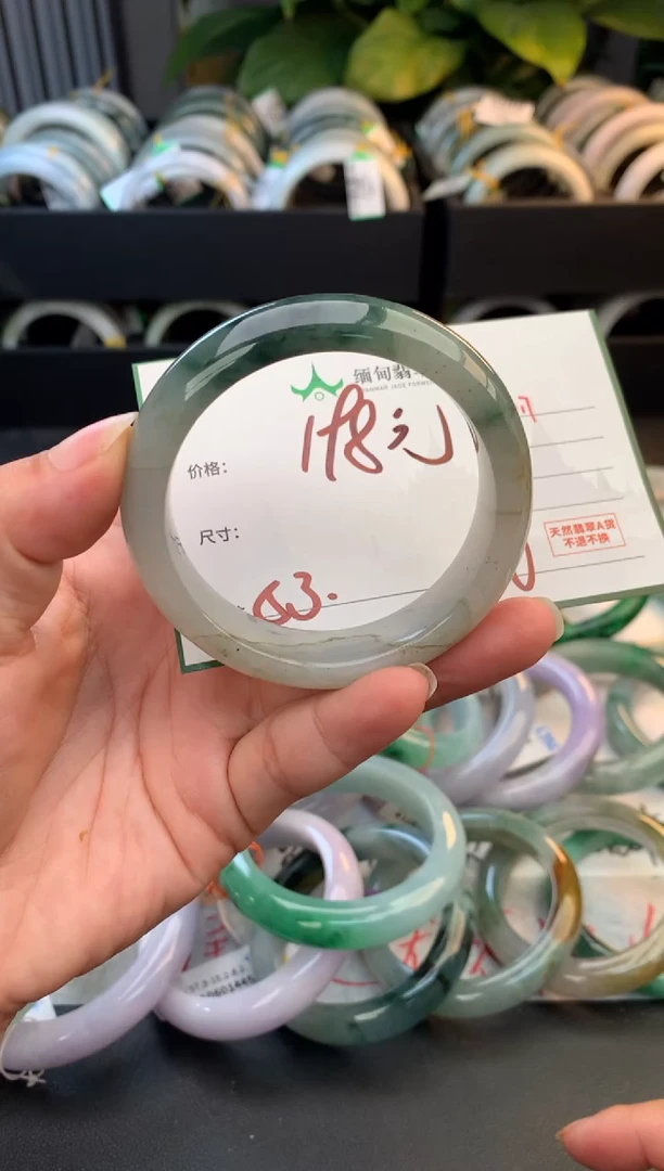 未镶嵌定制翡翠毛货需精细抛光+多人