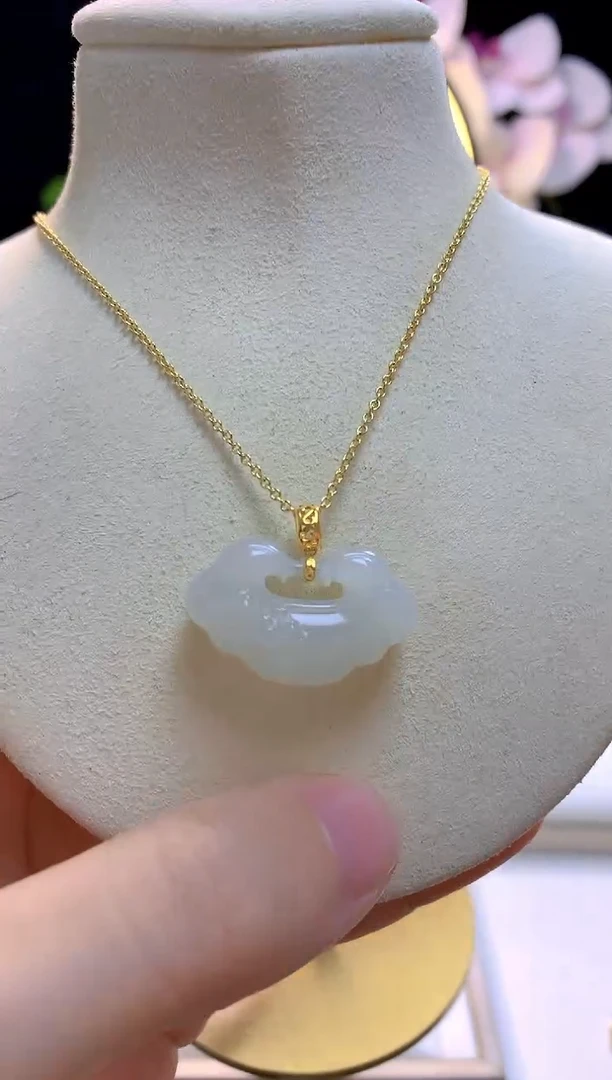 和田玉18K金镶嵌吊坠(赠链)莲花如意锁