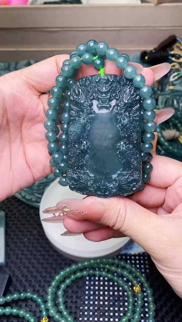 颈饰未镶嵌翡翠